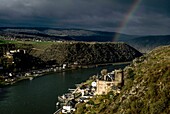  Rhine Valley near St. Goarshausen and St. Goar, Rheinfels Castle and Katz Castle in autumn, Upper Middle Rhine Valley, Rhineland-Palatinate, Germany 