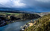 Rheintal im Herbst bei St. Goar und St. Goarshausen, Burg Katz und Burg Rheinfels, Oberes Mittelrheintal, Rheinland-Pfalz, Deutschland