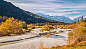 An der Isar zwischen Wallgau und Vorderriß mit Blick auf das Wettersteingebirge, Oberbayern, Bayern, Deutschland, Europa