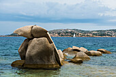 bizarre Granitfelsen, Spiaggia Porto Faro, Faro di Punta Palau, Palau, Costa Smeralda, Sardinien, Italien