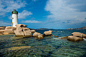 Leuchtturm mit Strand und bizarren Granitfelsen, Spiaggia Porto Faro, Faro di Punta Palau, Palau, Costa Smeralda, Sardinien, Italien