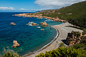 Rote Felsen und einsamer Strand, Spiaggia di Tinnari, Costa Paradiso, Sardinien, Italien