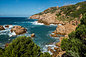 Rote Felsen am Meer, Costa Paradiso, Sardinien, Italien