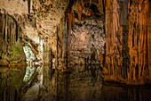  Huge stalactites and underground lake, Grotta di Nettuno stalactite cave, Neptune&#39;s Grotto, Capo Caccia, near Alghero, Sardinia, Italy 