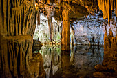  Huge stalactites and underground lake, Grotta di Nettuno stalactite cave, Neptune&#39;s Grotto, Capo Caccia, near Alghero, Sardinia, Italy 