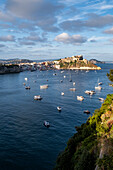 Blick auf Marina Corricella und Terra Murata, Insel Procida, Golf von Neapel, Italien