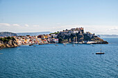 Blick auf Marina Corricella und Terra Murata, Insel Procida, Golf von Neapel, Italien