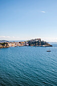 Blick auf Marina Corricella und Terra Murata, Insel Procida, Golf von Neapel, Italien