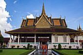  Buddhist monks walking to a temple in the Royal Palace, Phnom Penh, Cambodia, Asia 