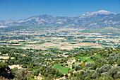  Malerische Aussicht auf ländliche Gegend und Berge vom Akropolis-Hügel in Tlos, einer antiken lykischen Stadt im Südwesten der heutigen Türkei. 