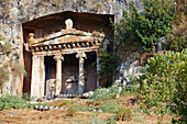 Das Grab des Amyntas, in Felsen gehauenes antikes lykisches Grab im Stil eines Tempels in Fethiye, Provinz Mugla, Türkei.