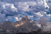 Berggipfel zwischen den Wolken, Berggrat, Berglandschaft, Gipfel, Panoramaweg, Alpen, Oberallgäu, Bayern, Deutschland\nKlettersteig