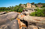 Fluss Aille vor Sägemühle Ruine im Réserve naturelle nationale de la plaine des Maures, Frankreich, Südfrankreich, Region Provence-Alpes-Côte d’Azur\n