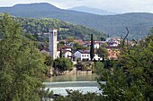 Ansicht von Cividale del Friuli mit Turm von San Pietro am Fluss Natisone, Friaul, Nord-Italien