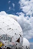 Blick auf die Radarkuppel der ehemaligen Abhörstation auf dem Teufelsberg, Grunewald, Berlin, Deutschland, Europa