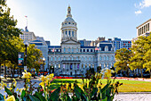  War Memorial Plaza and Baltimore City Hall in downtown Baltimore, Maryland, USA 