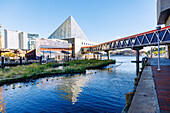 Harbor Wetland, National Aquarium und Brücke zum Marine Mammal Pavilion am Inner Harbor (Innenhafen) in Baltimore, Maryland, USA