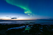 Norwegen, Insel Runde, Polarlichter, Blick auf Meer