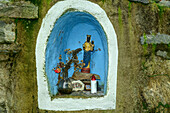  Statue of the Black Madonna of Oropa in the wall niche of a mountain pasture, GTA, Grande Traversée des Alpes, Biella, Alpi Biellesi, Valais Alps, Piedmont, Italy 