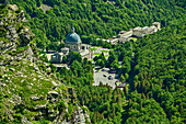 Tiefblick auf Wallfahrtskirche Oropa, Basilica superiore, UNESCO Weltkulturerbe Sacri Monti, Biella, Alpi Biellesi, Walliser Alpen, Piemont, Italien