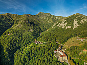 Blick auf Kloster Santuario di San Giovanni d' Andorno und Monte Tovo, Cervotal, Biella, Alpi Biellesi, Walliser Alpen, Piemont, Italien