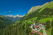 Bschlabs mit Kirche Maria Schnee und Allgäuer Alpen im Hintergrund, Bschlabs, Lechtaler Alpen, Tirol, Österreich