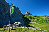 Anhalter Hütte mit Falscher Kogel im Hintergrund, Anhalter Hütte, Lechtaler Alpen, Tirol, Österreich