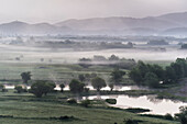 Landschaft im Morgennebel bei Nikšić, Montenegro