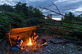  Father with son at a campfire at dusk, Schwechat, Traiskirchen, Lower Austria, Austria 