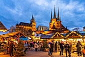  Christmas market in front of the Erfurt Cathedral and the Severikirche on the Domplatz in the old town of Erfurt at dusk, Thuringia, Germany  