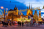  Christmas market in front of the Erfurt Cathedral and the Severikirche on the Domplatz in the old town of Erfurt at dusk, Thuringia, Germany  