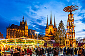  Christmas market with Christmas pyramid in front of the Erfurt Cathedral and the Severikirche on the Domplatz in the old town of Erfurt at dusk, Thuringia, Germany  