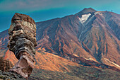  Panorama at sunrise of the Roque Chinchado, also known as the Stone Tree or Finger of God, landmark of the island, Los Roques de Garcia, behind it the Pico del Teide, 3717m, Las Cañadas, Teide National Park, Tenerife, Canary Islands, Spain, Europe 