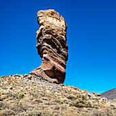  Roque Chinchado, also Stone Tree or Finger of God, landmark of the island, Los Roques de Garcia, behind it the Pico del Teide, 3717m, Las Cañadas, Teide National Park, Tenerife, Canary Islands, Spain, Europe 