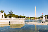  The World War II Memorial with fountain and Washington Monument at the National Mall and Memorial Parks in Washington DC, District of Columbia, USA 