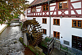  Watermill wheel on the river Großen Blau at the half-timbered house of the Restaurant Zur Lochmühle in the historic fishermen&#39;s and tanners&#39; quarter of Ulm. Ulm, Germany, Europe\n\n 