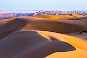 Dunes at Wahiba Sands ou Sharqiya Sands, Sultanat d'Oman, Péninsule arabique, Moyen-Orient. // The Sharqiya Sands, formerly known as Wahiba Sands, region of desert in Sultanate of Oman, Arabian Peninsula, Middle East