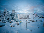  Memorial plaque German division in front of the Brocken summit with weather station, Brocken hotel and broadcasting tower Brocken, Brocken, Harz, National Park, Schierke, Wernigerode, winter, frost, ice, Harz district, Saxony-Anhalt, East Germany, Central Germany, Germany, Europe 