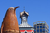 Pinguin Statue, Clock Tower, Zeitz Museum of Contemporary Art Africa in einem umgestalteten Getreidesilo, Victoria & Alfred Waterfront, Kapstadt, Südafrika, Afrika