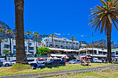 Blick vom Camps Bay Beach auf den Vorort mit Tafelberg, Camps Bay, Kapstadt, Südafrika, Afrika