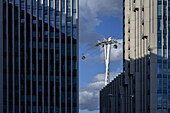 Gondeln der Seilbahn (IFS Cloud Greenwich Peninsula) wzischen den Hochhäusern, Greenwich, London, England, Vereinigtes Königreich, UK, Europa