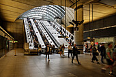 Rolltreppen führen in die U-Bahn, London, Canary Wharf, England, Vereinigtes Königreich, UK, Europa