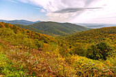  Panoramic view of the Virginia Blue Ridge Mountains from Skyline Drive in Shenandoah National Park, Virginia, USA 