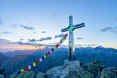 Gebetsfahnen am Gipfel 'Hörndl', bei Sonnenaufgang, Felbertauern, Nationalpark Hohe Tauern, Osttirol, Österreich