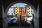 Blick auf den Vena Kanal mit seinen bunten Häusern und Booten, Chioggia, Lagune von Venedig, Veneto, Italien, Europa