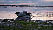 Sumpflandschaft bei Sonnenuntergang, im Vordergrund ein Motorboot, Laguna von Venetia, Chioggia, Veneto, Italien, Europa