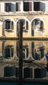 Blick auf den Vena Kanal mit seinen Spiegelungen der alten Fassaden, Chioggia, Lagune von Venedig, Veneto, Italien, Europa