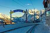 Bahnstation Brandegg, Zahnradbahn zur Kleinen Scheidegg mit Berggipfel Wetterhorn im Hintergrund bei Sonnenaufgang, Grindelwald, Kanton Bern, Schweiz