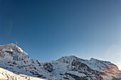 Blick zu Berggipfel Eiger mit Eigernordwand und Mönch im Winter, Kleine Scheidegg, Grindelwald, Kanton Bern, Berner Alpen, Schweiz