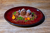 Schokoladenkuchen mit schneebedeckten Berggipfeln für Mönch, Eiger, Jungfrau in Grindelwald, Kanton Bern, Schweiz.